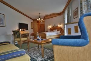 Televízia a/alebo spoločenská miestnosť v ubytovaní Romantik Resort & SPA Der Laterndl Hof