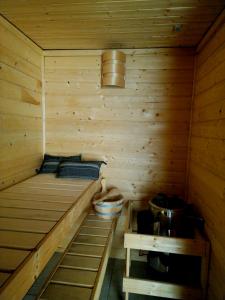- un sauna avec un lit et une table dans l'établissement Le Gîte Ensorcelé, à Saint-Jean-Soleymieux