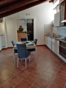 eine Küche mit einem Tisch und Stühlen im Zimmer in der Unterkunft Palazzo Laurice in Perdifumo