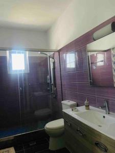 A bathroom at Home Sweet Home Még 12 kép