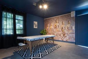 una habitación con un banco y una pared con una pintura en Camping maeva Escapades Le Domaine Aramis, en Marsan