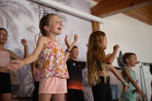 un grupo de jóvenes bailando en una habitación en Camping maeva Escapades Le Domaine Aramis, en Marsan 36 fotos más