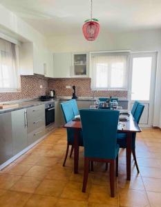 A kitchen or kitchenette at Home Sweet Home