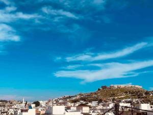 vista su una città con un cielo azzurro di Home Sweet Home a Archangelos