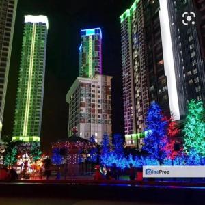 um grupo de edifícios altos com luzes de Natal em I-City Homestay @ Shah Alam em Shah Alam