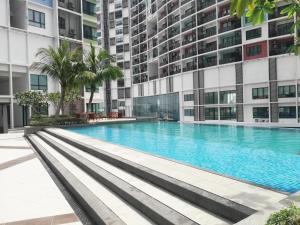 uma piscina no meio de um edifício em I-City Homestay @ Shah Alam em Shah Alam