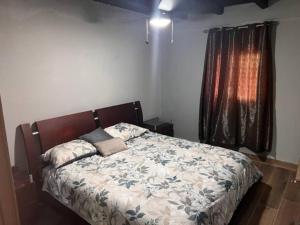1 dormitorio con cama y ventana en Casa de campo en Panamá en Los Altos de Cerro Azul