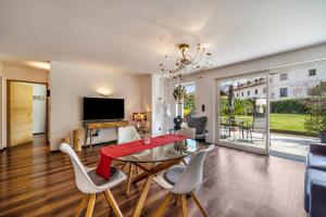 a living room with a table and chairs and a television at vinum - schlosserhaus 31 in Tesimo