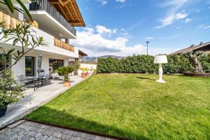 a backyard with a lawn with a lamp on it at vinum - schlosserhaus 31 in Tesimo