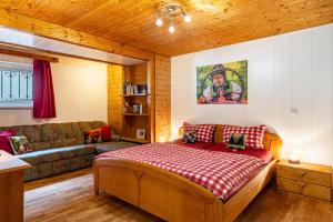 a living room with a bed and a couch at Ferienwohnung im Grünen in Hornberg