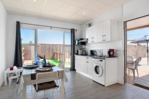 a kitchen and dining room with a table and a dining room at Currimar in Conil de la Frontera