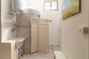 a bathroom with a shower and a sink at Loft Le Palme in Portopalo +25 photos