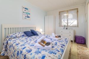 a bedroom with a bed with towels on it at Loft Le Palme in Portopalo