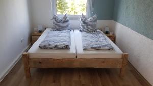 2 camas en una habitación con ventana en glüxnest en Dornstadt