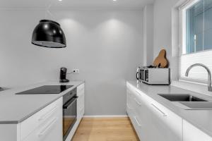 Kuchyň nebo kuchyňský kout v ubytování Modern & Stylish Downtown Apartment