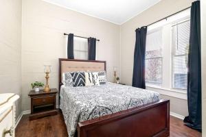 Postel nebo postele na pokoji v ubytování Charming and Historic Bungalow Near All