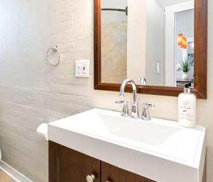 Koupelna v ubytování Charming and Historic Bungalow Near All + 19 fotografií