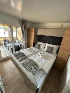 ein großes Bett in einem Zimmer mit einem großen Bett sidx sidx sidx sidx in der Unterkunft La Mer Mobil Home in Biograd na Moru