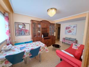 sala de estar con mesa y sillas en 3 bedroom flat with wifi, en Valencia