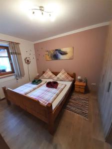 een slaapkamer met een bed met twee zakken erop bij Ferienwohnung Beate Zierer in Eslarn