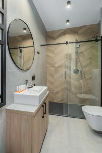 a bathroom with a sink and a shower with a mirror at Osiedle Goplana Apartment FREE GARAGE by Renters in Poznań