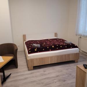 1 dormitorio con 1 cama en una habitación en Apartmán Křtiny, en Křtiny