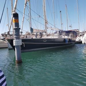 a boat is docked at a dock in the water at voilier Santa Clara in Leucate