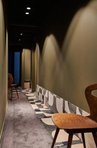 un pasillo con sillas y una pared con un corazón. en Hôtel Cartier en Saint-Malo