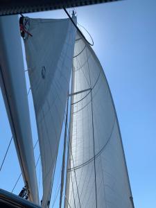 una grande barca a vela bianca con il cielo sullo sfondo di voilier Santa Clara a Leucate