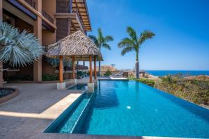 - une piscine avec vue sur l'océan dans l'établissement Azul Paraiso 8B, à Ocotal