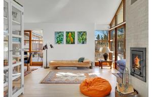 Χώρος καθιστικού στο 4 Bedroom Beautiful Home In Vejby