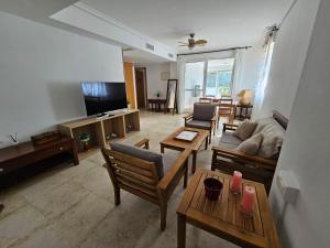 sala de estar con sofá y mesa en Rincón del Salar, en Playas de Vera