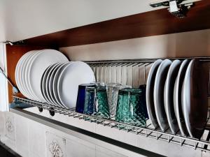 une étagère dans une cuisine avec des assiettes et des bols dans l'établissement Cerro Flat, à Cerro Maggiore