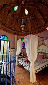 una camera con 2 letti e un soffitto in legno di Casa Paraiso a Benajarafe