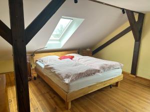ein Schlafzimmer mit einem Bett im Dachgeschoss in der Unterkunft Gründerhaus in Dießen am Ammersee