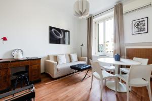 ミラノにあるBrera Apartments in Porta Veneziaのリビングルーム(テーブル、ソファ付)