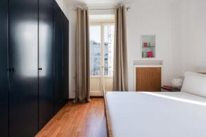 ミラノにあるBrera Apartments in Porta Veneziaのベッドルーム(白いベッド1台、窓付)