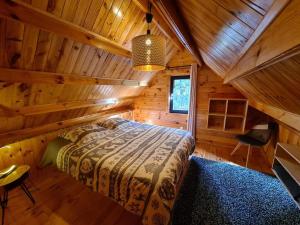 Katil atau katil-katil dalam bilik di Le Chalet Aura et Jacuzzi