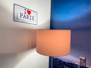 Certyfikat, podpis lub inny dokument wystawiony w obiekcie Luxurious Apartment Private Parking 25 MN to Paris