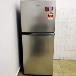 - un réfrigérateur en acier inoxydable installé dans la pièce dans l'établissement Distance 1km from beach and town, à Port Dickson