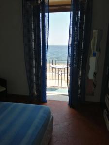 リーパリにあるCasa Tina&Rosyの海の景色を望む窓付きのベッドルーム1室