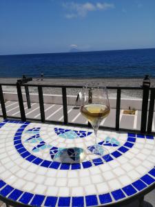 リーパリにあるCasa Tina&Rosyの海を眺めながらのワイン