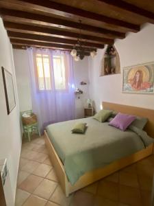 a bedroom with a large bed in a room at APPARTAMENTO AFRODITE in Tessennano