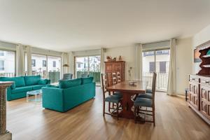 a living room with blue couches and a table at Bel appartement en plein centre ville et 50 m de la grande plage in Saint-Jean-de-Luz