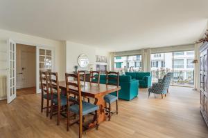 a dining room with a table and chairs at Bel appartement en plein centre ville et 50 m de la grande plage in Saint-Jean-de-Luz