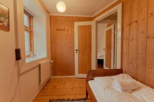 Habitación pequeña con cama y ventana en Charming 3 bedroom house in a peaceful village, en Hellur