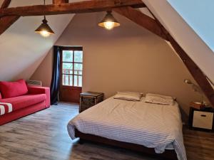 Säng eller sängar i ett rum på L'Aupinouse Chambre double Chardon, au 1er étage avec salle d'eau privative