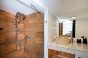 ein Bad mit einer Dusche, einem Waschbecken und einer Badewanne in der Unterkunft 8 Rooms House in Balçova