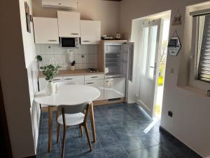 Kuchyň nebo kuchyňský kout v ubytování Apartman Duga