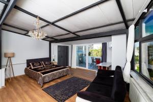 sala de estar con sofá y lámpara de araña en 8 Rooms House, en Balçova